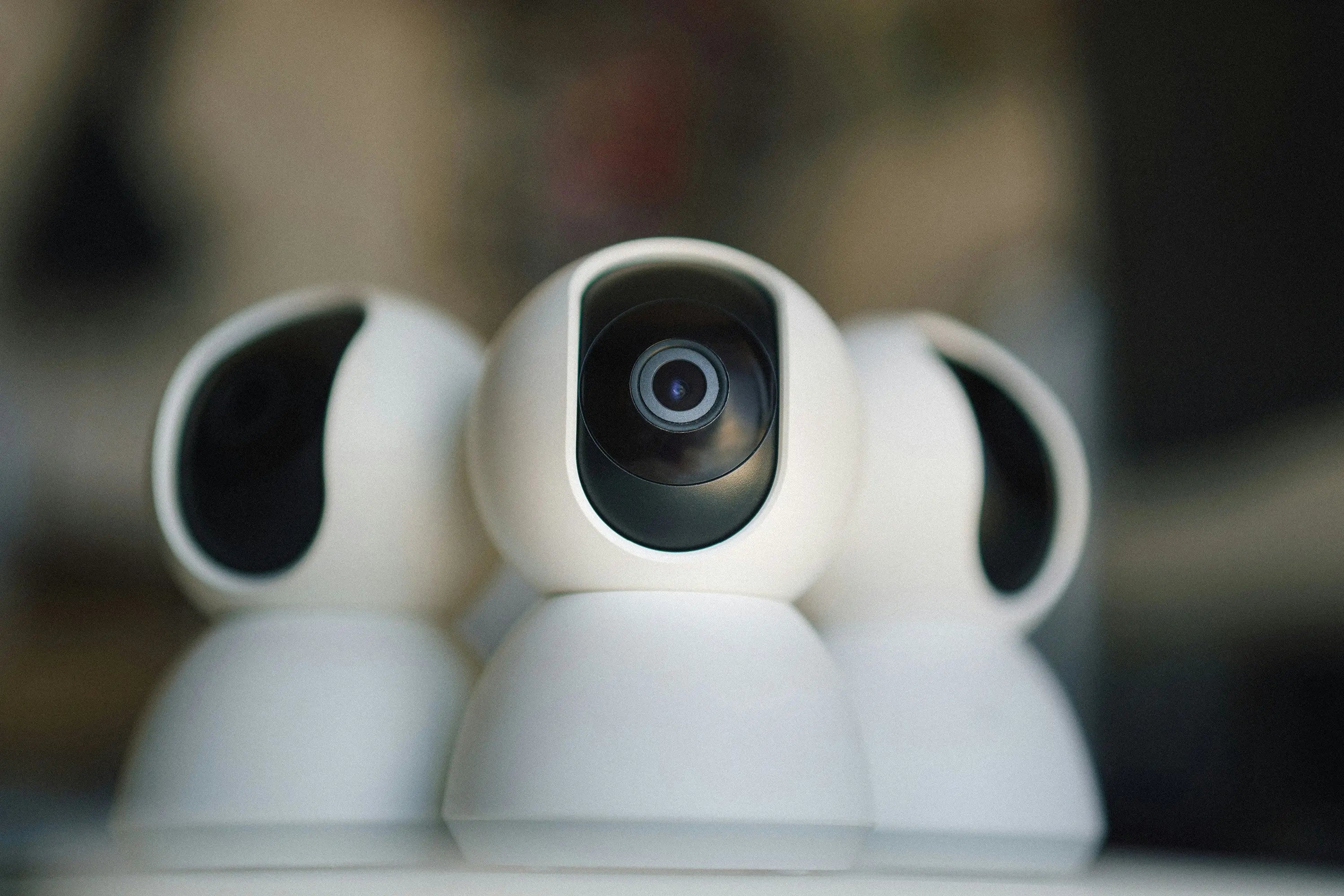 Page de collection des caméras de surveillance intérieures modernes, idéales pour la surveillance de votre maison, modèles avec des caractéristiques avancées telles que la vision nocturne, la détection de mouvement et la reconnaissance faciale. Image