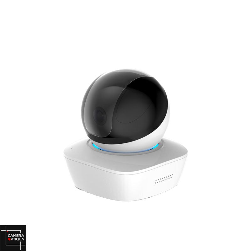Notre Camera IP Interieur de la boutique Camera-Optiqua vous offre une observation complète de votre maison, reliée à distance pour une disponibilité maximale