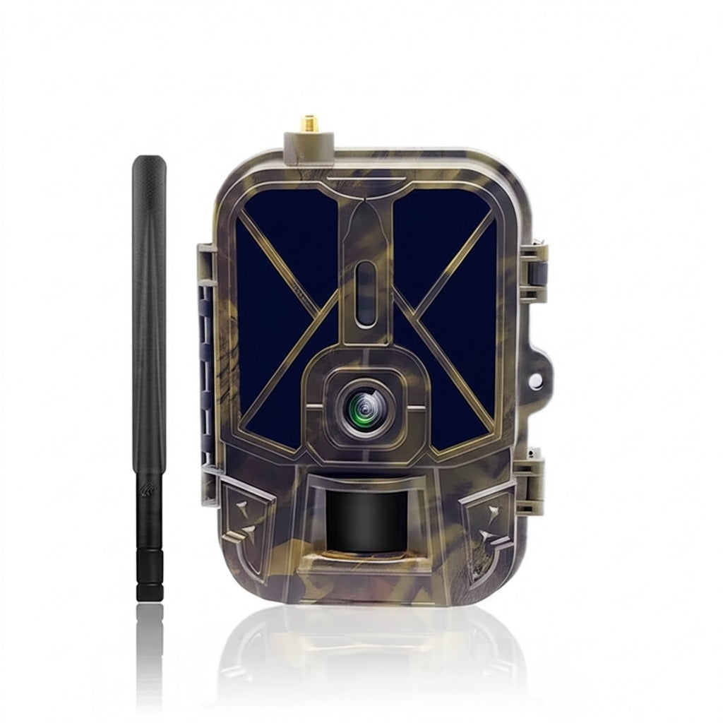 Caméra de chasse professionnelle avec design camouflage et antenne, posée sur table blanche brillante avec reflet