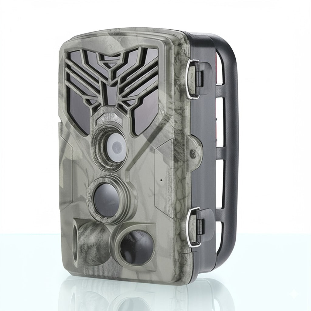 Caméra de chasse vision nocturne avec boîtier camouflage vert, parfaite pour capturer des images de nuit en forêt.