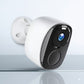 Caméra de surveillance extérieure sans fil au design moderne, fixée sur un mur pour une sécurité optimale en extérieur.
