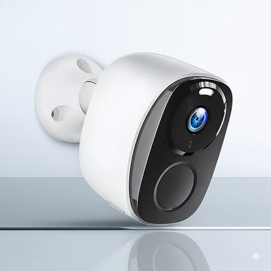 Caméra de surveillance extérieure sans fil au design moderne, fixée sur un mur pour une sécurité optimale en extérieur.