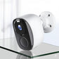 Caméra de surveillance extérieure sans fil au style élégant et moderne, montée sur un support mural intérieur.